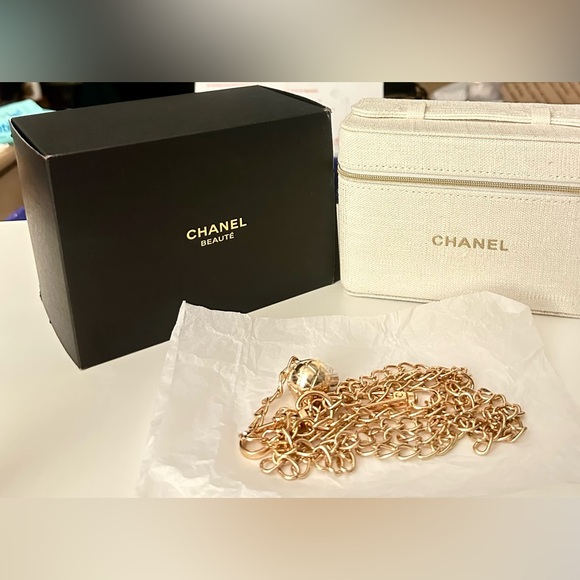 CHANEL Beaute’ Cosmetic Bag Vanity Case with Add on Gold Chain Strap GWP NWB - Picture 4 of 9